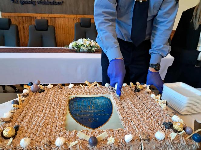 fotó: SFB - 120 éves évfordulóra készített ünnepi torta megvágása fotó: SFB - 120 éves évfordulóra készített ünnepi torta megvágása
