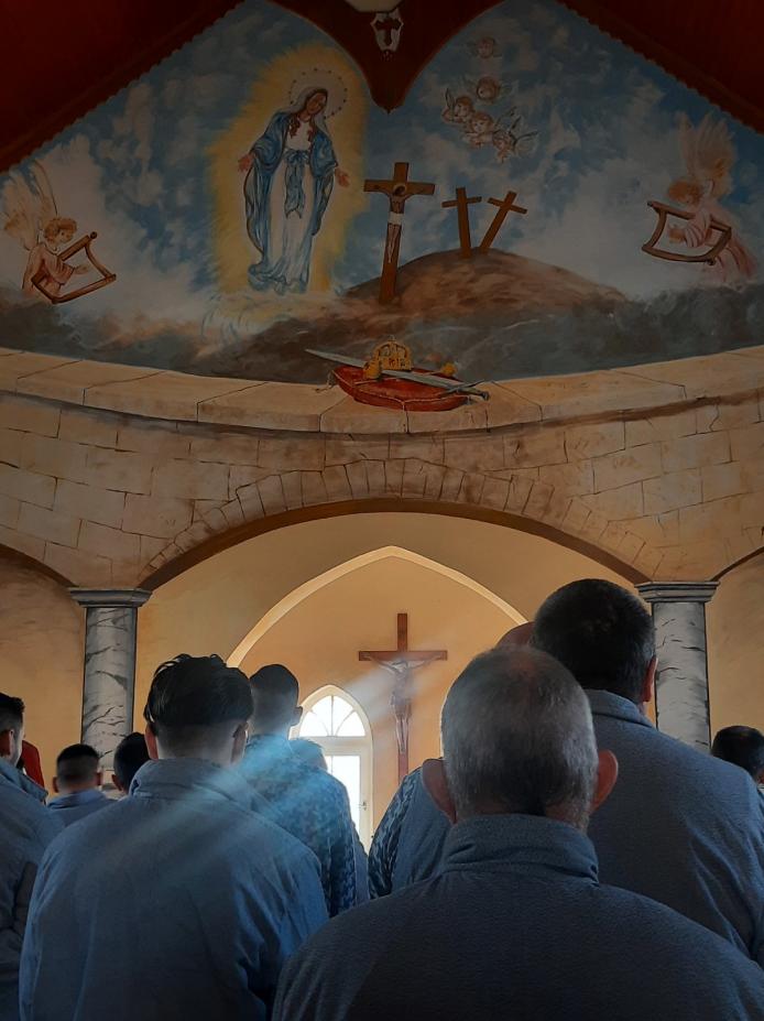 Megemlékezés a mindszentek napján az Állampusztai Országos Büntetés-végrehajtási Intézet Kápolnájában