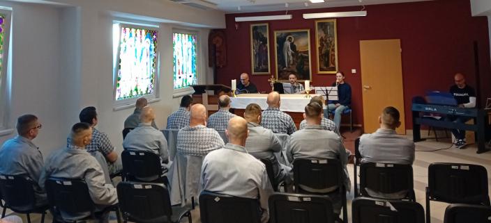 Zenés áhítat a szombathelyi börtönkápolnában