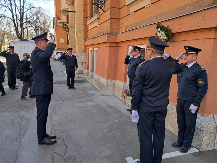 fotó: SFB - Széll Roland bv. alezredes, parancsnok-helyettes koszorúz