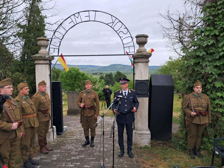 fotó: SFB - Széll Roland bv. alezredes emléktábla-avatója