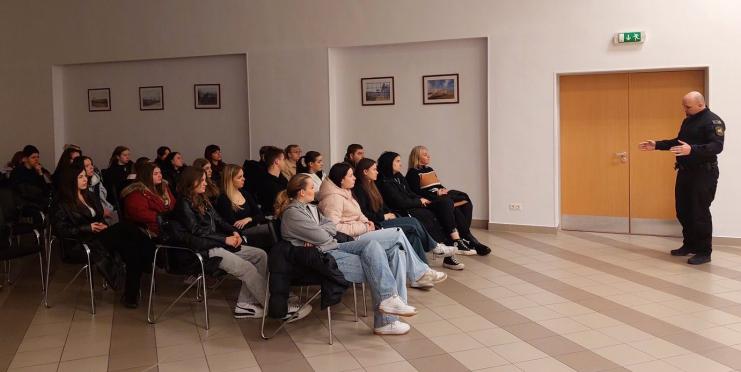 Dr. Hornung Tamás bv. százados, osztályvezető a hallgatókkal