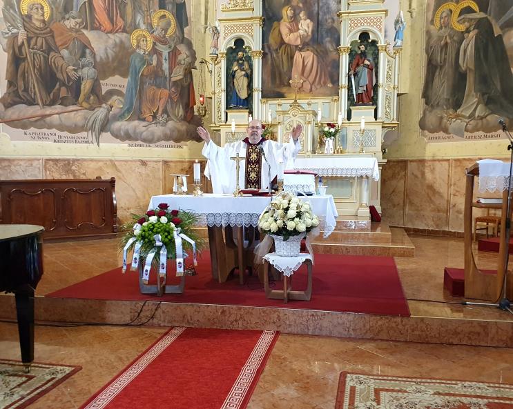50. házassági évfordulójukat ünneplő házaspár