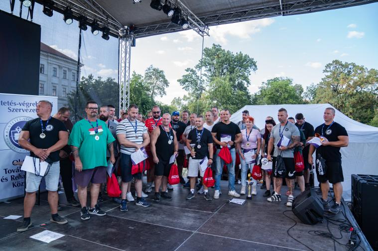 A BvOP Fekvenyomó Bajnokságának résztvevői Budapesten az Orczy parkban