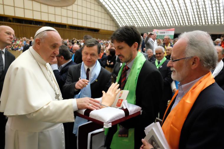 forrás: cursillo.hu - a 2015 évi római cursillos találkozón Ferenc pápát megajándékozza a magyar delegáció