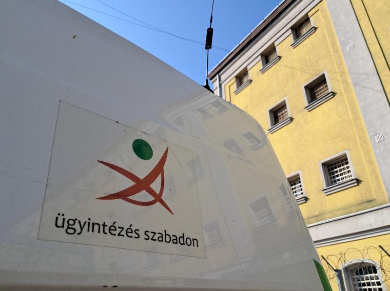 fotó: sfb - mobil kormányablak a Sátoraljaújhelyi Fegyház és Börtön udvarán