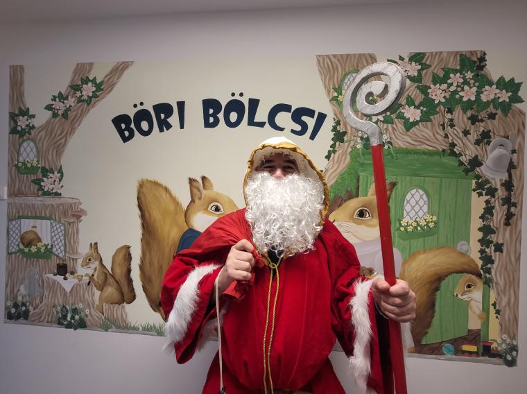 Énekkel, tejjel és kaláccsal várták a Mikulást a gyerekek a Böri Bölcsiben