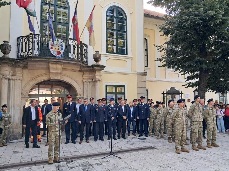 fotó: Sátoraljaújhelyi Fegyház és Börtön - megnyitó (a díszvendégek sorának jobb szélén Nyakó Csaba bv. ezredes, intézetparancsnok)