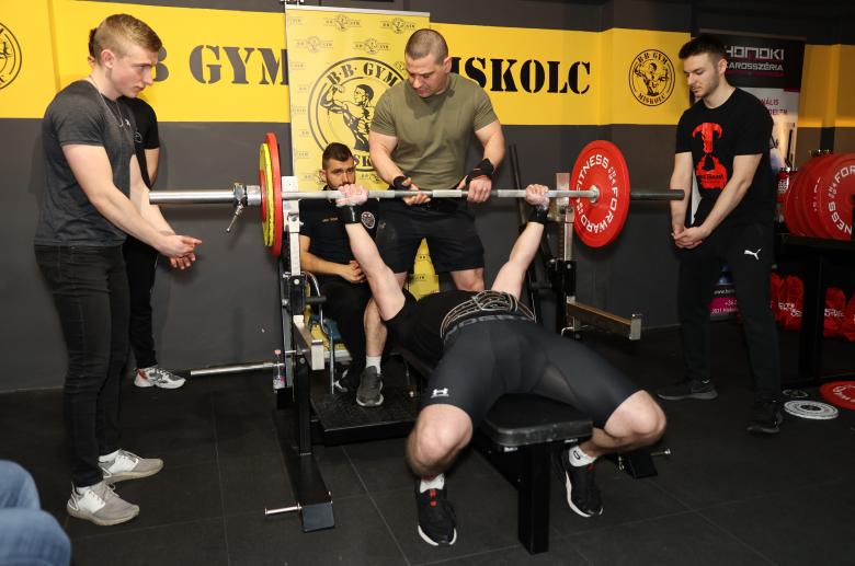 forrás: BB-Gym, a fekvenyomó padon Csatári Richárd, segítője Zalai Zoltán
