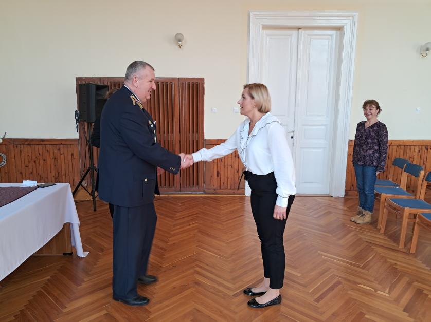 fotó SFB - Együd József bv. alezredes, parancsnok gratulál
