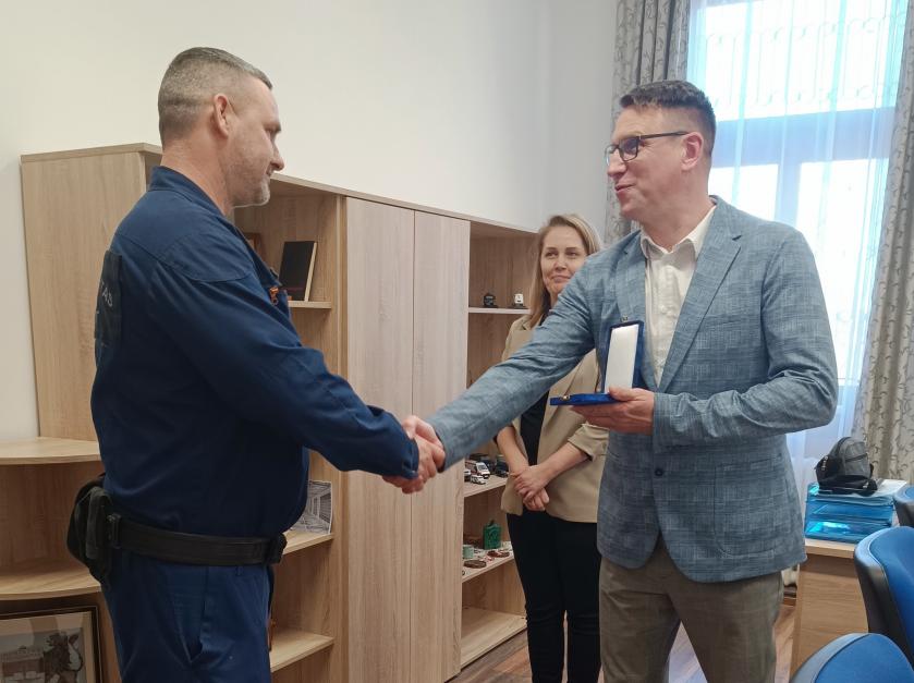 fotó: SFB - Széll Roland bv. alezredes, parancsnok-helyettes átadja a kitüntetést Baksai Attila bv. főtörzsőrmesternek