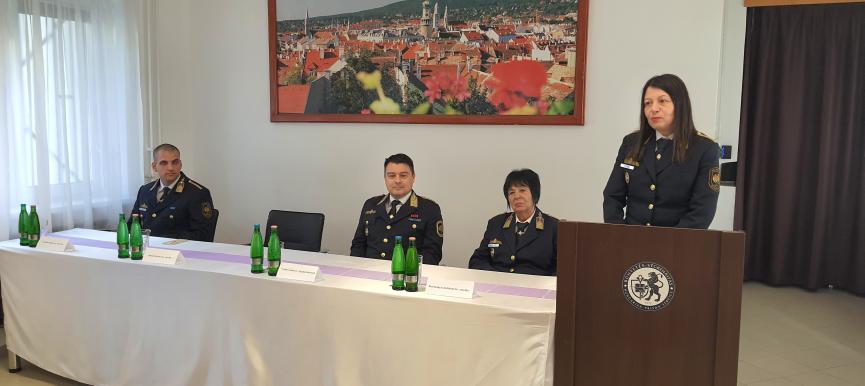 Az ünnepi állománygyűlésen Juhász Barbara bv. ezredes köszönt el az ügyvezetőtől Fotó:HES