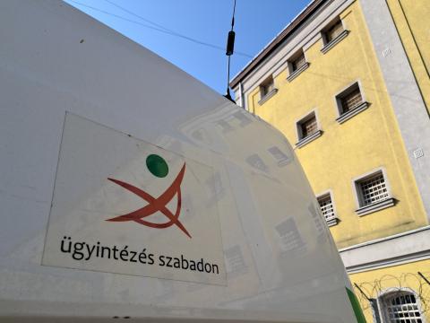 fotó: sfb - mobil kormányablak a Sátoraljaújhelyi Fegyház és Börtön udvarán