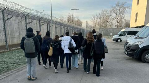 Intézetlátogatáson a helyi gimnázium ápoló tanulói