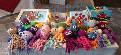 Ajándéktárgyakkal járultak hozzá intézetünk fogvatartottjai a beteg gyermekek gyógyulásához