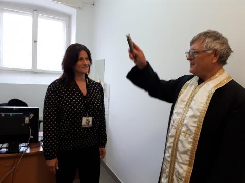 Lippai Csaba, börtönlelkész áldást kér a kollégákra és az iroda helyiségekre