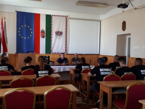 Barabás Attila bv. hadnagy és Kovács Sándor bv. pártfogó tájékoztatást tartottak a diákok számára