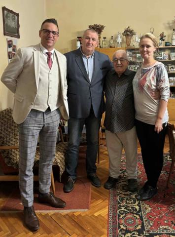 fotó: Gyarmati Enikő - az intézet elöljárói köszöntik Kondás János ny. bv. zászlóst