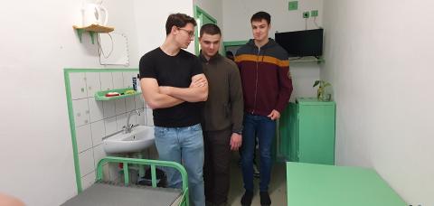 Roth-os diákok nézik meg a sopronkőhidai börtön egyik zárkáját Fotó: HES