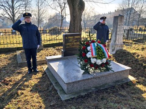 fotó: Sátoraljaújhelyi Fegyház és Börtön - díszőrség Finkey Ferenc sírjánál