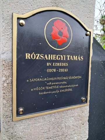 fotó: SFB - Rózsahegyi Tamás bv. ezredes emléktáblája a Hősök temetőjében