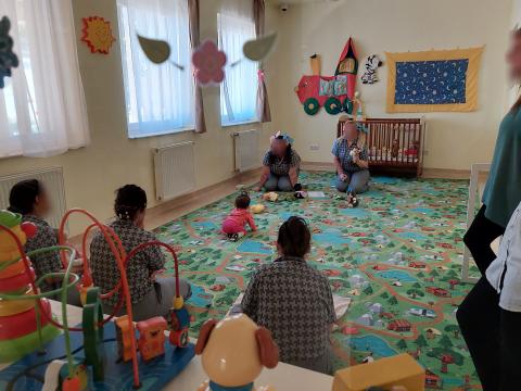 Gyereknapi mosolyok Kecskeméten, az anya-gyermek részlegen 