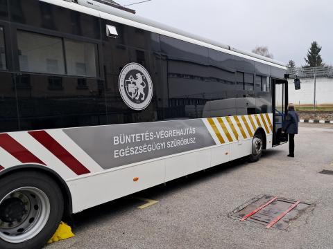 fotó: SFB - vizsgálatra várva a szűrőbusznál