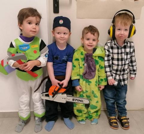 Farsang a bölcsiben: a favágó motorfűrészét kölcsönkérte a kis bv-s