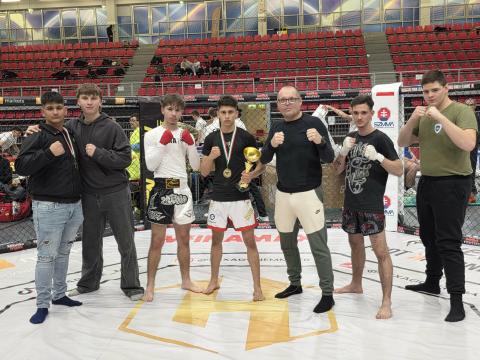 Velmovszki József bv. törzszászlós és csapata (fotó: Kossuth Lajos Technikum) Velmovszki József bv. törzszászlós és csapata (fotó: Kossuth Lajos Technikum)