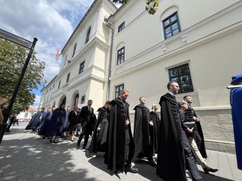 Ünnepélyes átvonulás a tanévzáró istentiszteletre (fotó: SRHE)