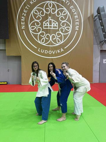 Hallgatóink az év végén is lelkesen készültek hivatásukra: kimagasló eredménnyel szerepeltek a 2025. évi Magyar Egyetemi-Főiskolai Országos Judo Bajnokságon, valamint a Nemzeti Védelmi Szolgálat „United for Integrity – International Anti-Corruption and Integrity Challenge” elnevezésű nemzetközi vetélkedőjén.   Hallgatóink kiemelkedő teljesítményt nyújtottak a 2025. évi Magyar Egyetemi-Főiskolai Országos Judo Bajnokságon. Második helyen végzett: Rozsnyai Klaudia, továbbá harmadik helyen végzett: Reszegi Dóra