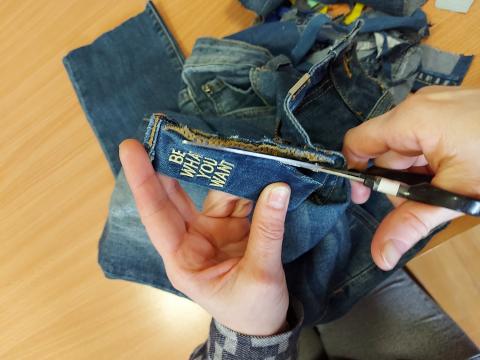 Könyvjelzők hulladékból – Kreativitás és környezettudatosság a kalocsai fegyházból Alkotás közben