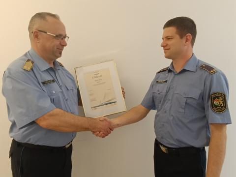 Beke Áron bv. főhadnagynak Velky Gyula bv. alezredes adta át az oklevelet