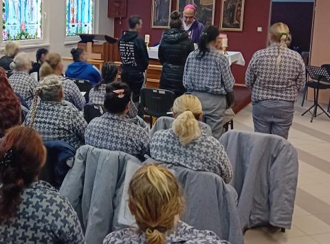 Bérmálás a szombathelyi börtön kápolnájában Bérmálás a szombathelyi börtön kápolnájában