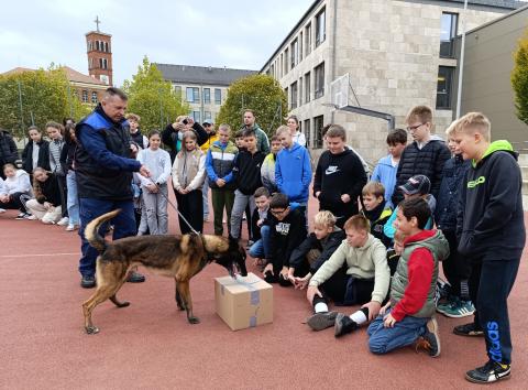 Argo, a kábítószer-kereső kutya is nagy tapsot kapott Argo, a kábítószer-kereső kutya is nagy tapsot kapott