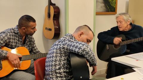 Dobay András zenész, mesejáték-író, dalszerző tart gitároktatás Sopronkőhidán a fegyházban - Fotó: HES