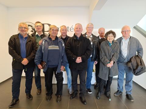 A nyugdíjas-találkozó résztvevői Barna Péter bv. alezredes, parancsnokhelyettessel A nyugdíjas-találkozó résztvevői Barna Péter bv. alezredes, parancsnokhelyettessel