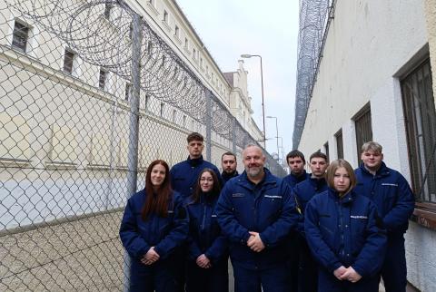 A diákok oktatójukkal a Sopronkőhidai Fegyház és Börtönben