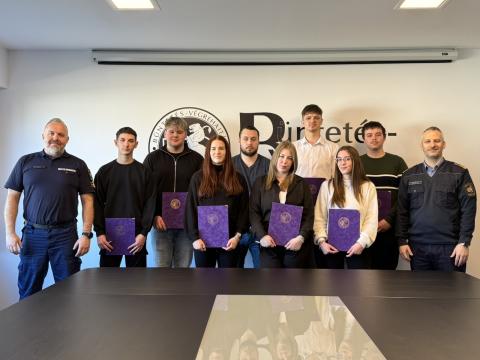 A diákok Teráz Norbert bv. alezredessel (jobbról) és Csécsényi András bv. őrnaggyal