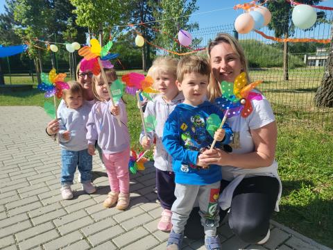 Minden kisgyerek szélforgót kapott ajándékba