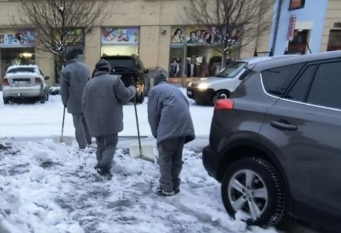 A kalocsai fogvatartottak is részt vettek a hó eltakarításában Hólapátolás