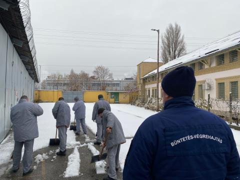 Hólapátolással indult a nap Kecskeméten