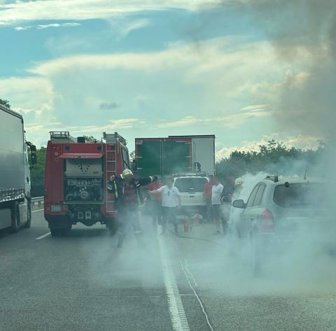 Az M85-ös autóúton kigyulladt autó oltásánál segített a szombathelyi bv. törzsőrmester