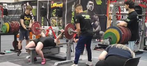 Tarolt a Szegedi Fegyház és Börtön őrnagya a fekvenyomó bajnokságokon a magyar sport világnapjához közeledve (Fotó:SZFB)