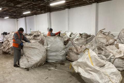 Műanyag hulladékot válogatnak az elítéltek Nagyfán
