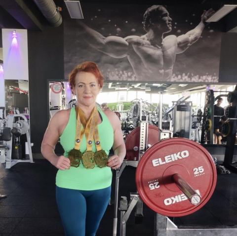 Aranyeső a fekvenyomó világversenyen (Fotó: SZFB) Aranyeső a fekvenyomó világversenyen (Fotó: SZFB)