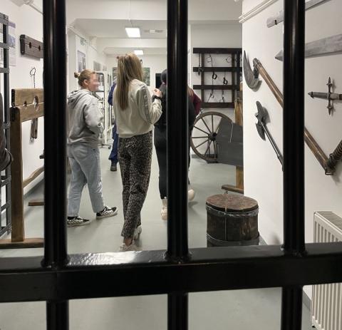 Kameraerdő, sötétzárka és múltidéző eszközök - börtönmúzeumi látogatáson a duális képzés hallgatói (Fotó: SZFB)