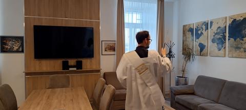 A keresztény hagyományok és a házszentelés: irodaszentelés a Váci Fegyházban