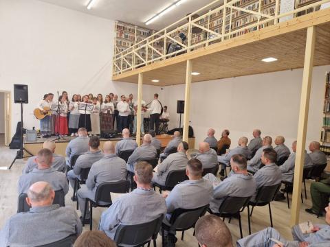 Zene, Hit és Reintegráció: A Magyar Evangéliumi Börtönmisszió Programja