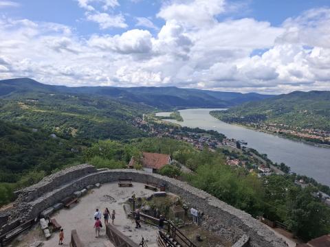 Éjszakai erdő túra és dunai hajózás a bévés gyerekek táborában